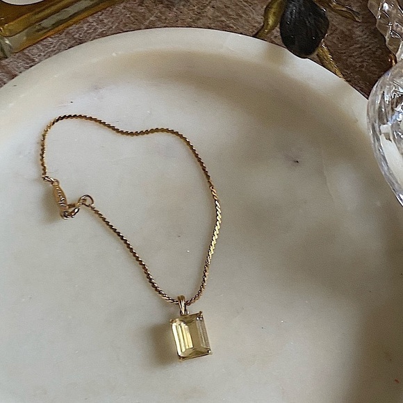 beautiful vintage gold tone bracelet with yellow crystal accent - Picture 11 of 16